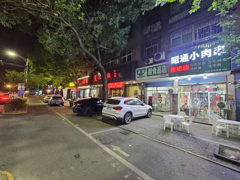 好运转（昭通小肉串）商业街60平烧烤店转让、可外摆、  房租2.2万/年
