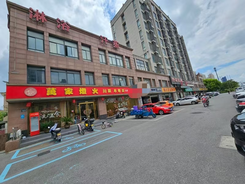 好运转（万家灯火.川菜）大型成熟小区门口入口第一家纯一层4间230㎡餐饮店转让