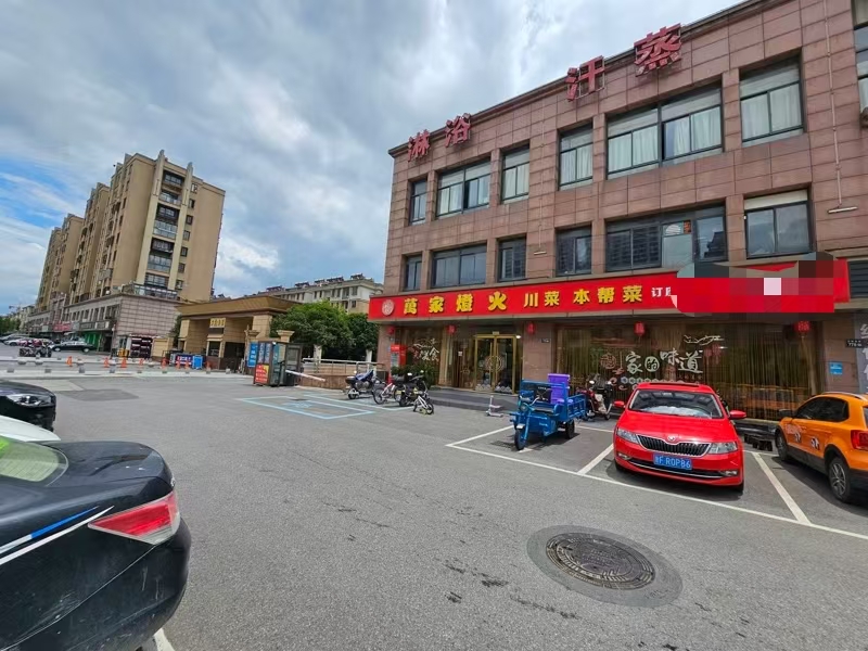 好运转（万家灯火.川菜）大型成熟小区门口入口第一家纯一层4间230㎡餐饮店转让