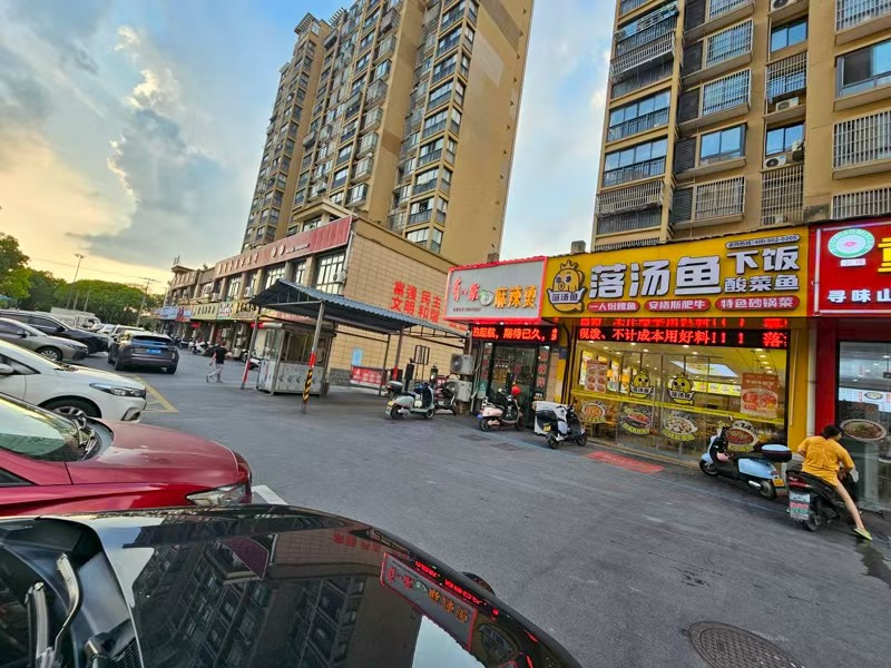 好运转（落汤鱼）工业区附近.餐饮街区140平纯一层餐饮店转让