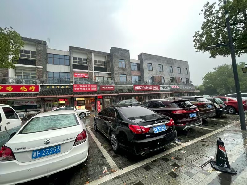 好运转（老街餐饮）南湖景区游客中心100多米.纯一层380平餐饮店转让