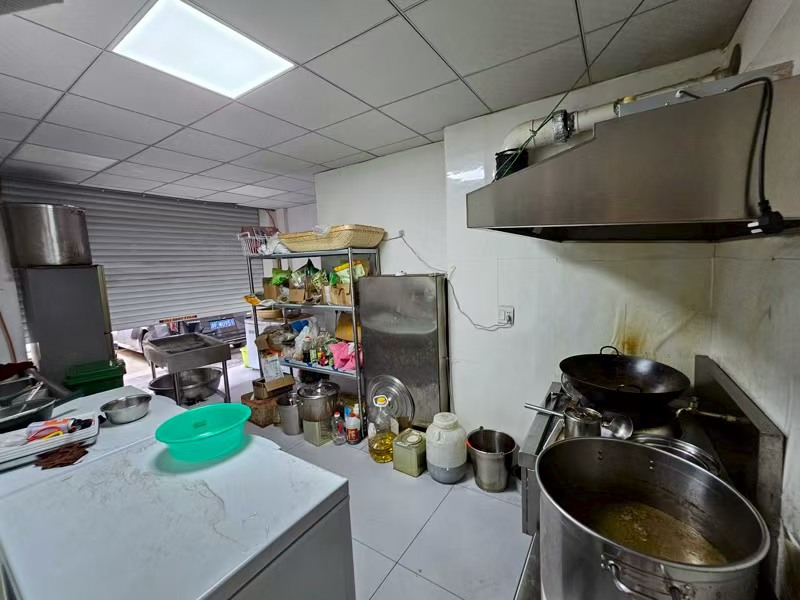 好运转（每时每刻卤味店）小区进口第一家65平卤味店转让、可做餐饮