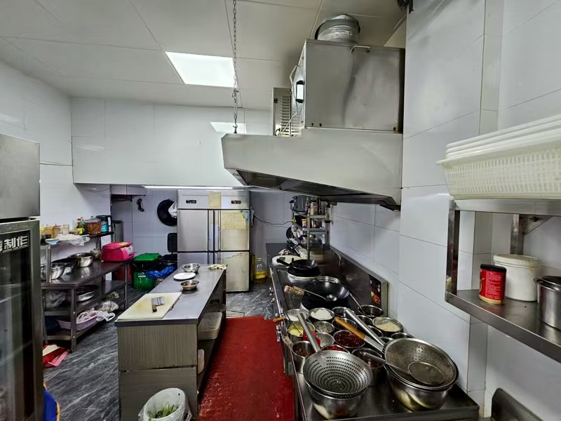 好运转（东北特色铁锅炖）工业区餐饮街180平餐饮店转让、可外摆