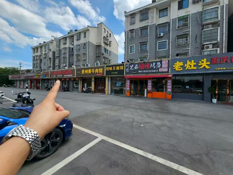 好运转（东北特色铁锅炖）工业区餐饮街180平餐饮店转让、可外摆