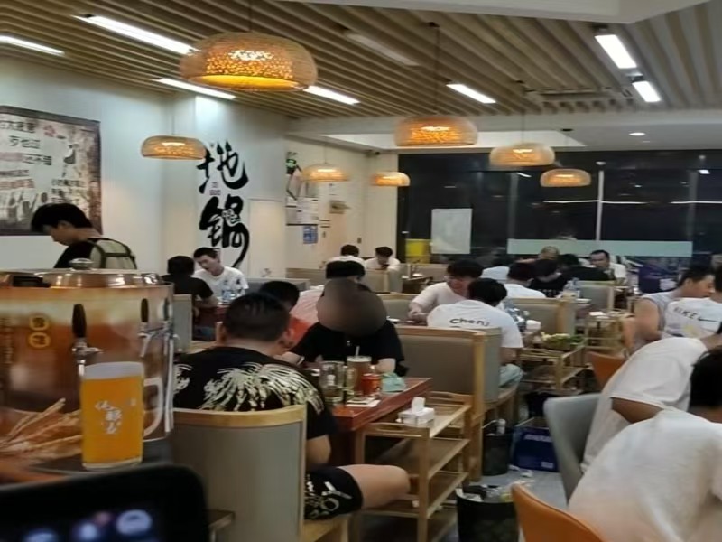 好运转（地锅故事）正拐角纯一层216㎡餐饮店转让、以成熟居民小区、工业厂区为主