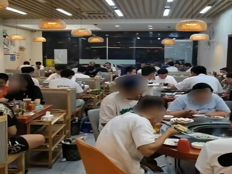 好运转（地锅故事）正拐角纯一层216㎡餐饮店转让、以成熟居民小区、工业厂区为主