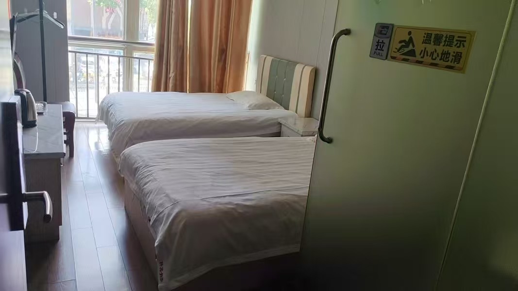 好运转（客隆宾馆）工业区附近.餐饮街区29间宾馆转让、有口粮证
