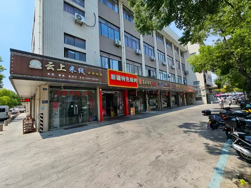 好运转（新疆特色烧烤）88平烧烤店转让、门前可外摆、旁边是KTV