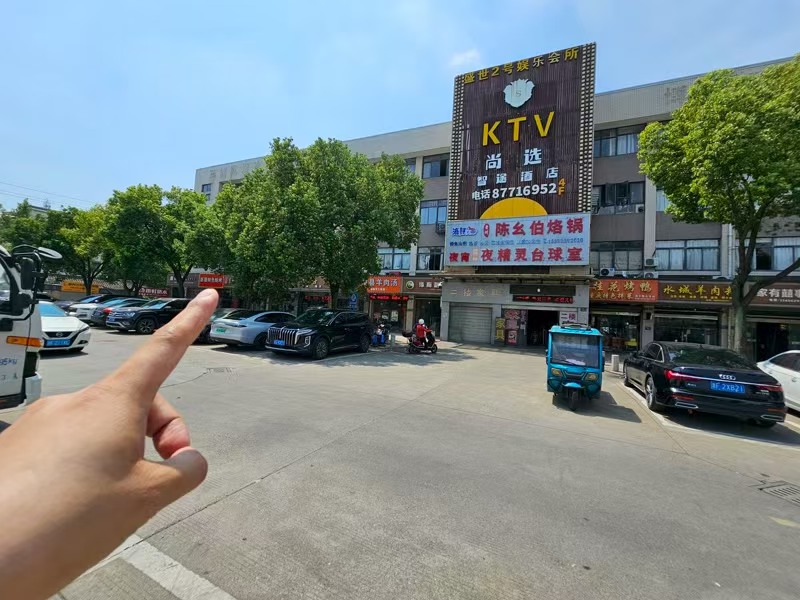 好运转（新疆特色烧烤）88平烧烤店转让、门前可外摆、旁边是KTV