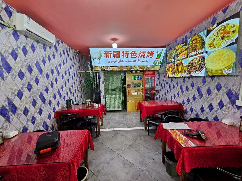 好运转（新疆特色烧烤）88平烧烤店转让、门前可外摆、旁边是KTV