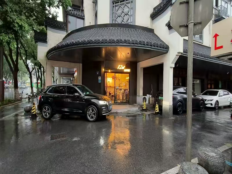 好运转（市区梅湾街旺铺转让）南湖区环城南路沙龙国际宾馆旁旺铺转让8000元