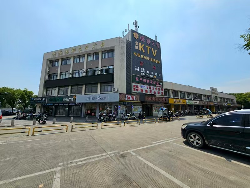 好运转（新疆特色烧烤）88平烧烤店转让、门前可外摆、旁边是KTV