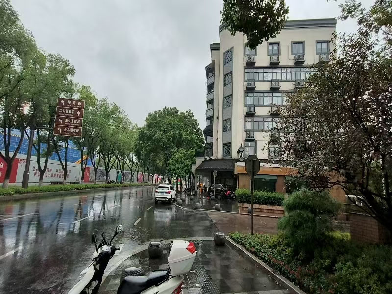 好运转（市区梅湾街旺铺转让）南湖区环城南路沙龙国际宾馆旁旺铺转让8000元