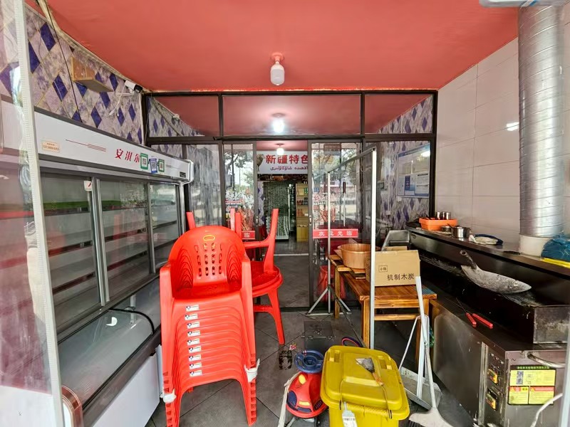 好运转（新疆特色烧烤）88平烧烤店转让、门前可外摆、旁边是KTV
