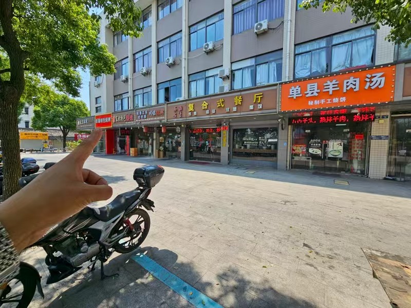 好运转（新疆特色烧烤）88平烧烤店转让、门前可外摆、旁边是KTV