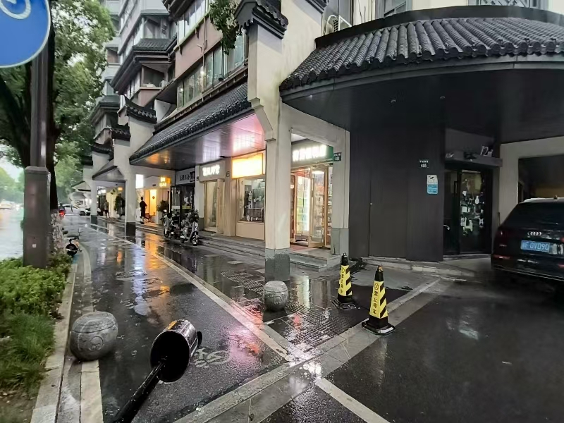 好运转（市区梅湾街旺铺转让）南湖区环城南路沙龙国际宾馆旁旺铺转让8000元