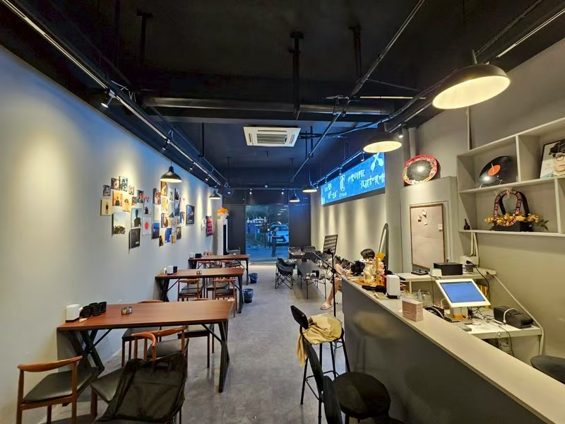 好运转（小吃店转让）写字楼下面超市隔壁100平小吃店2万多转让