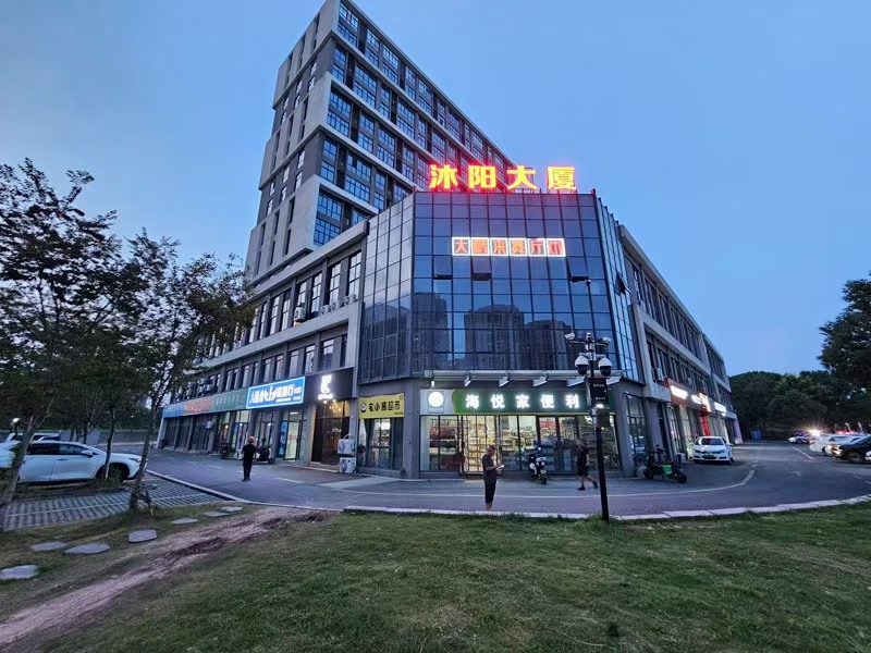 好运转（小吃店转让）写字楼下面超市隔壁100平小吃店2万多转让