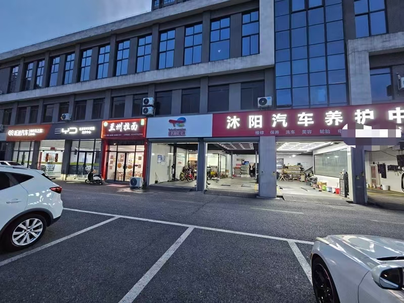 好运转（小吃店转让）写字楼下面超市隔壁100平小吃店2万多转让