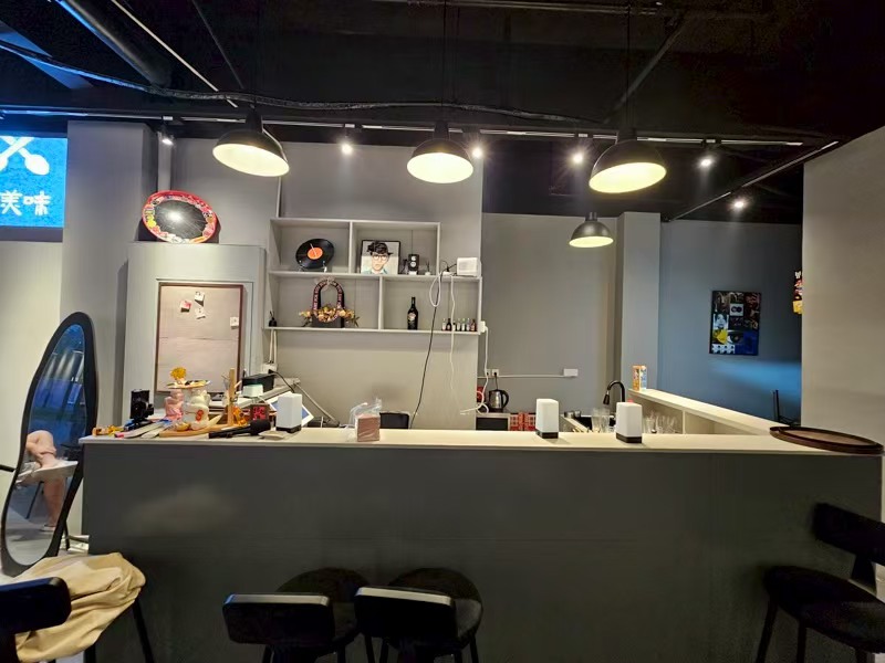 好运转（小吃店转让）写字楼下面超市隔壁100平小吃店2万多转让