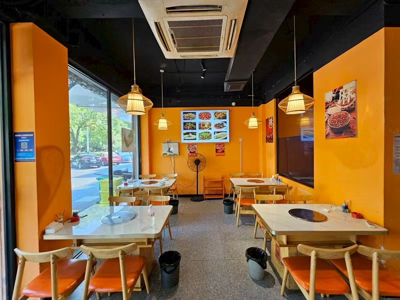 好运转（烧鸡公美蛙鱼府）双小区门口纯一层120平餐饮店转让