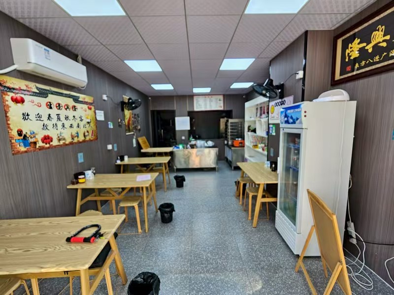 好运转（鸿鹄鲜小吃店）小区门口唯读一家早餐店转让、也在中小学门口