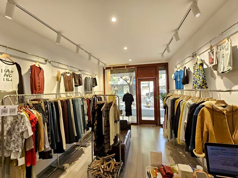 好运转（奢.女装店）洪波路服装街区菜场对面20㎡女装店转让