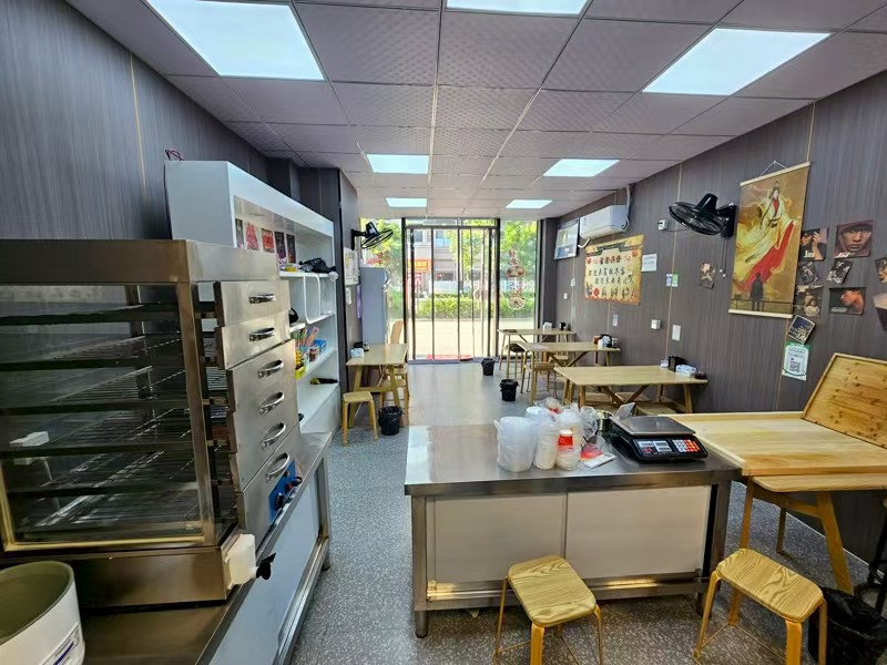 好运转（鸿鹄鲜小吃店）小区门口唯读一家早餐店转让、也在中小学门口
