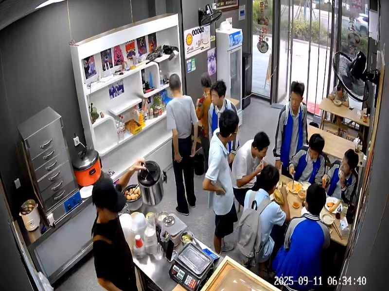 好运转（鸿鹄鲜小吃店）小区门口唯读一家早餐店转让、也在中小学门口