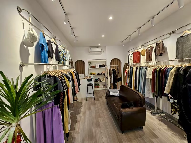 好运转（奢.女装店）洪波路服装街区菜场对面20㎡女装店转让