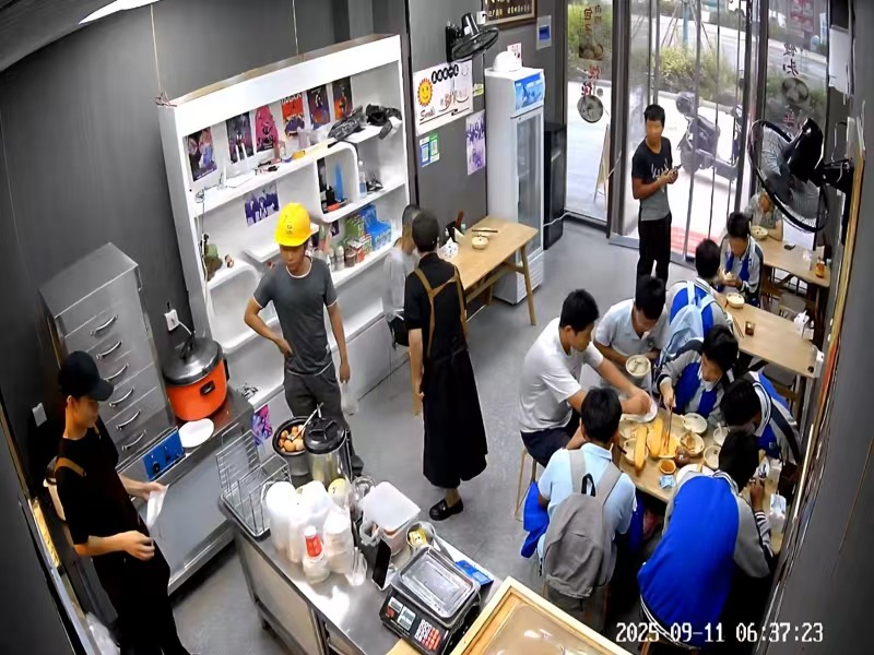 好运转（鸿鹄鲜小吃店）小区门口唯读一家早餐店转让、也在中小学门口