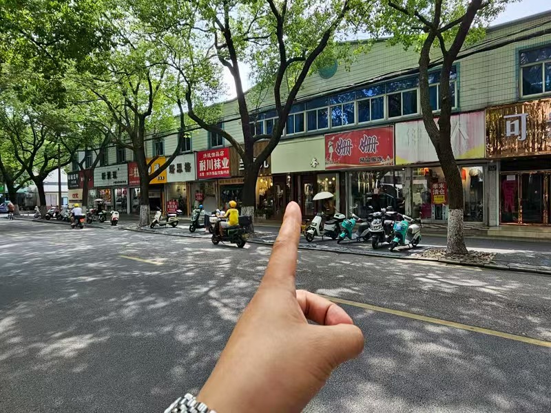 好运转（奢.女装店）洪波路服装街区菜场对面20㎡女装店转让