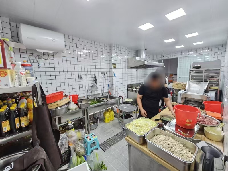 好运转(上笼.包子铺)菜场斜对面、学校正门口80平早餐店转让