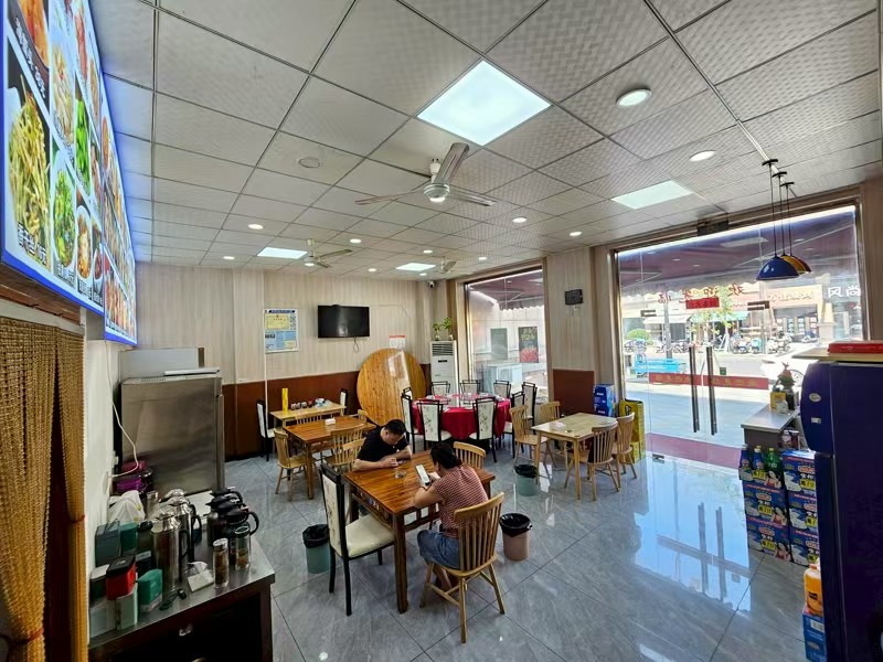 好运转(和兴饭店)双小区门口上下两层185平饭店.价.低.急.转