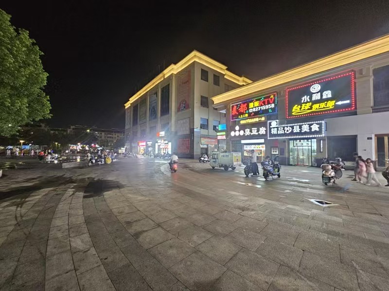 好运转（赵一鸣零食）纯一层205平零食店转让、日常营收1万+