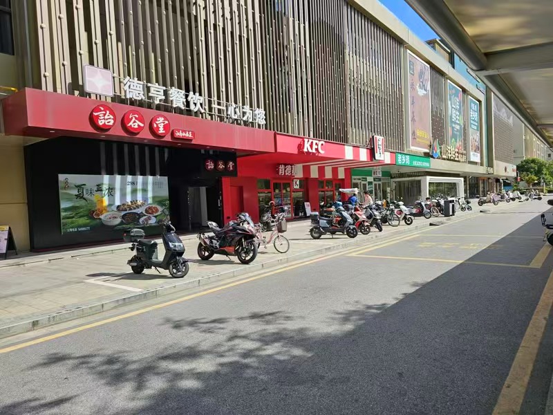 好运转（佬街佬味）大型超市门口品牌熟食店先转让、品牌店聚集