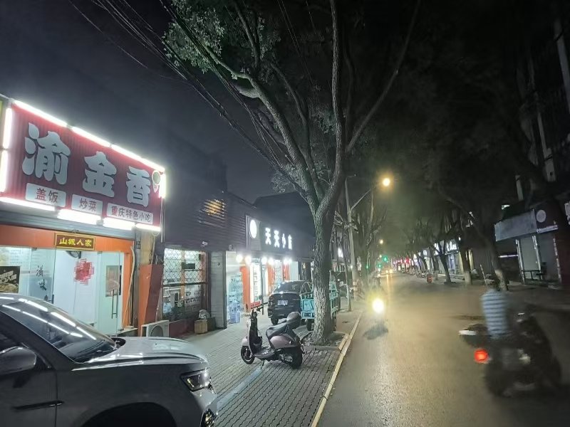 好运转（渝金香）南湖区八佰伴旁小吃店转让  日营业额3000左右，双执照