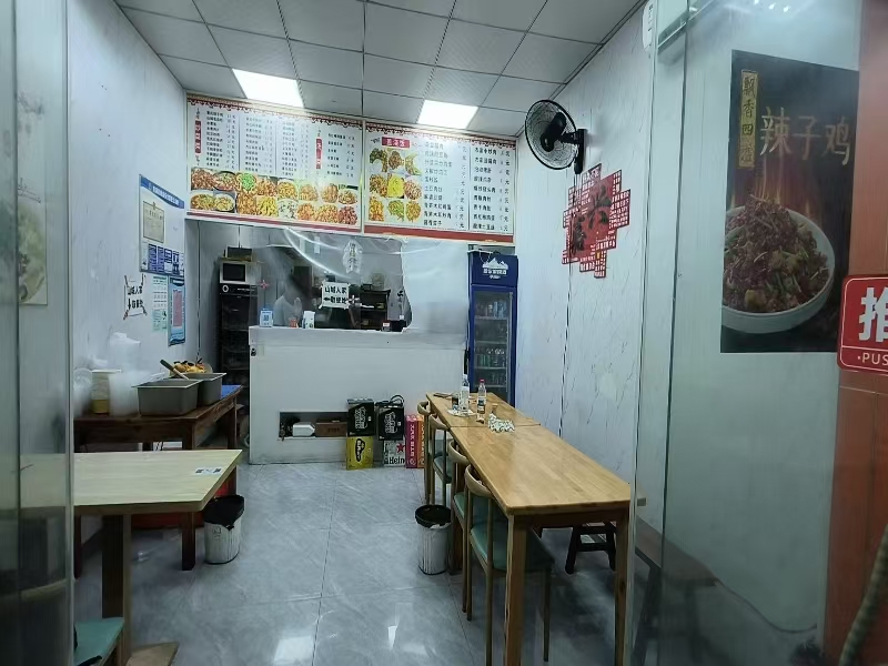 好运转（渝金香）南湖区八佰伴旁小吃店转让  日营业额3000左右，双执照