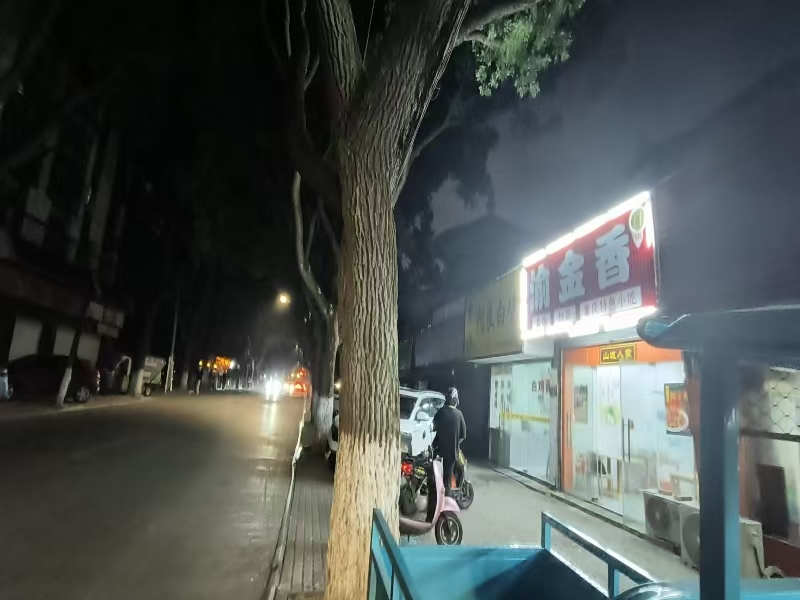 好运转（渝金香）南湖区八佰伴旁小吃店转让  日营业额3000左右，双执照