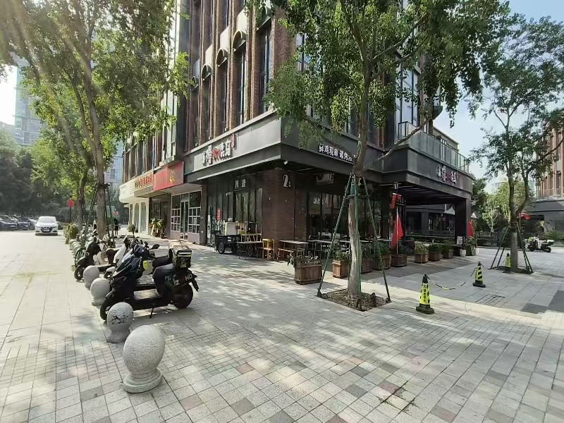 好运转（漫火烧鸟）南湖区龙鼎万达餐饮店转让，平时营业额4000节假日8000