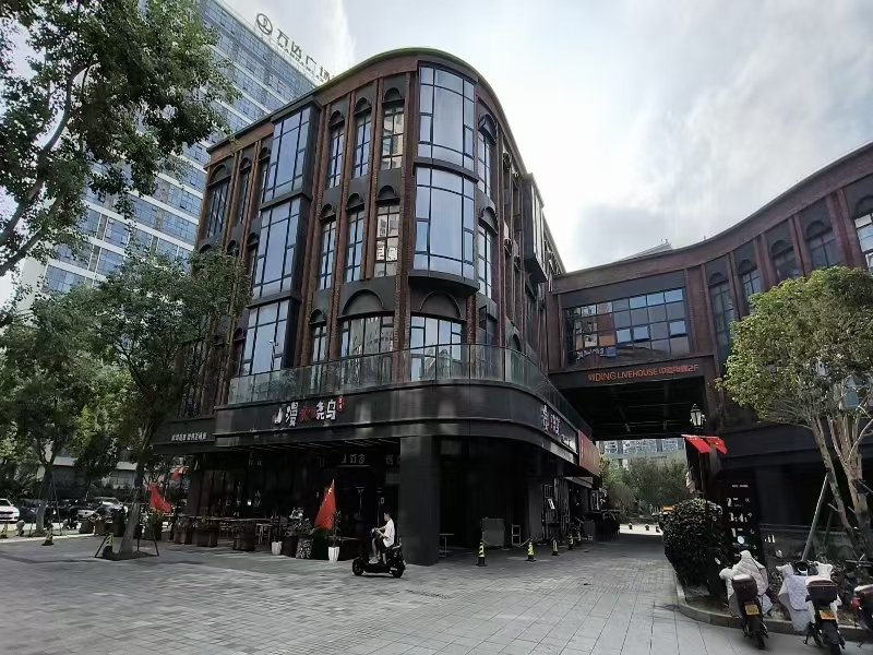 好运转（漫火烧鸟）南湖区龙鼎万达餐饮店转让，平时营业额4000节假日8000