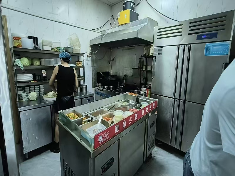 好运转（渝金香）南湖区八佰伴旁小吃店转让  日营业额3000左右，双执照