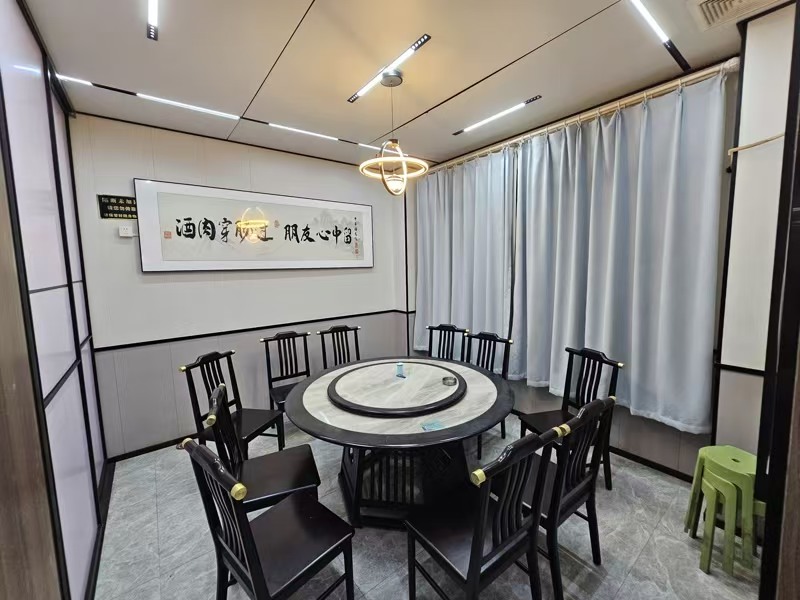 好运转（湘见恨晚.湖南菜）工业重镇、大型夜市附近、纯一层4间门面餐饮旺铺转让