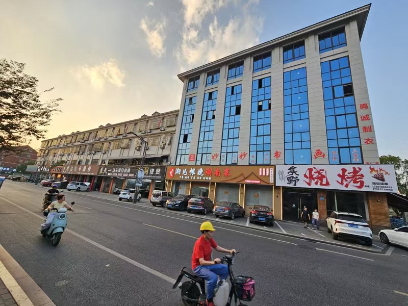 好运转（湘见恨晚.湖南菜）工业重镇、大型夜市附近、纯一层4间门面餐饮旺铺转让