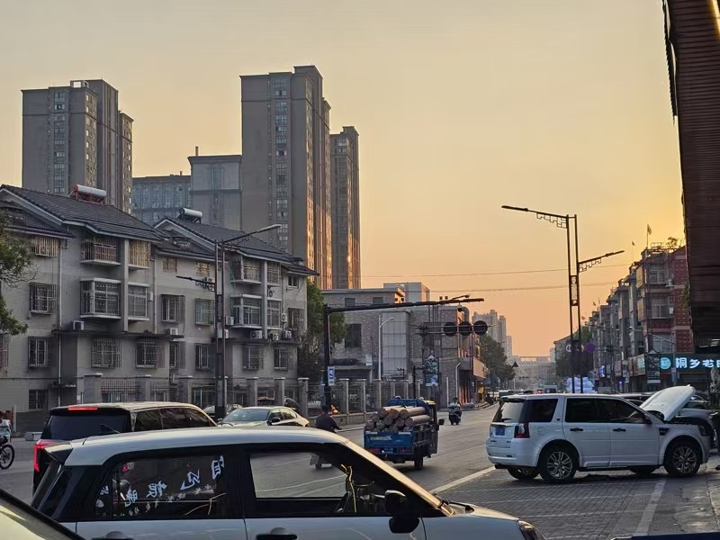 好运转（湘见恨晚.湖南菜）工业重镇、大型夜市附近、纯一层4间门面餐饮旺铺转让