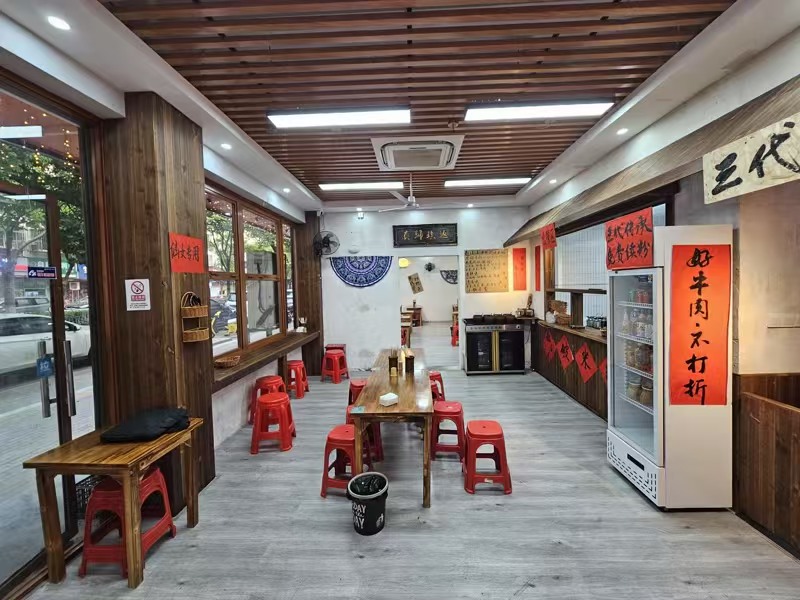 好运转（生烫牛肉米线）纯一层4间门面165㎡餐饮店转让