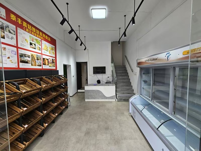 好运转（鲜领三品）精装180㎡、可转让、可出租、可合作、可做餐饮、房租100/天