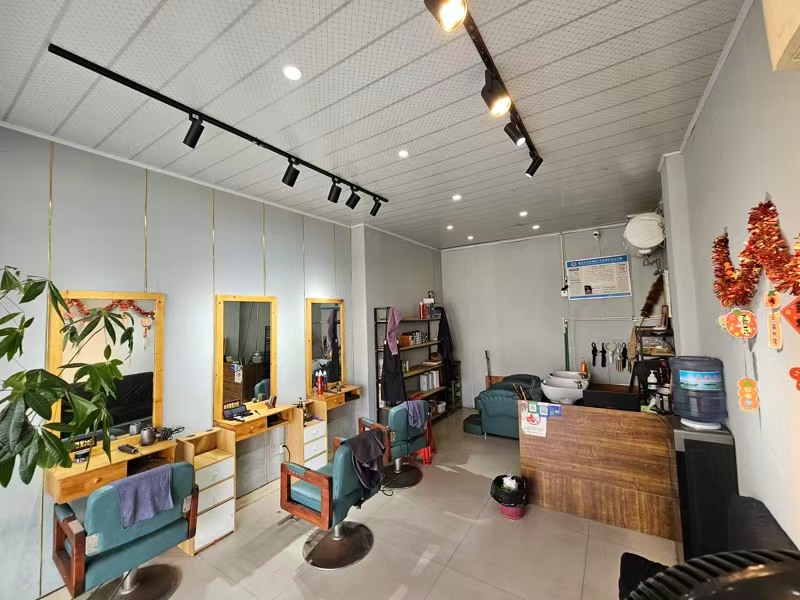 好运转(古藤.专业烫染)小区门口旁理发店转让、开了3年、房租1000/月