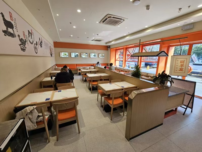 好运转(财羊发羊肉面)十字路口、纯一层158㎡精装羊肉面馆转让