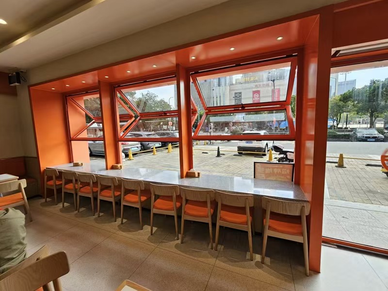 好运转(财羊发羊肉面)十字路口、纯一层158㎡精装羊肉面馆转让